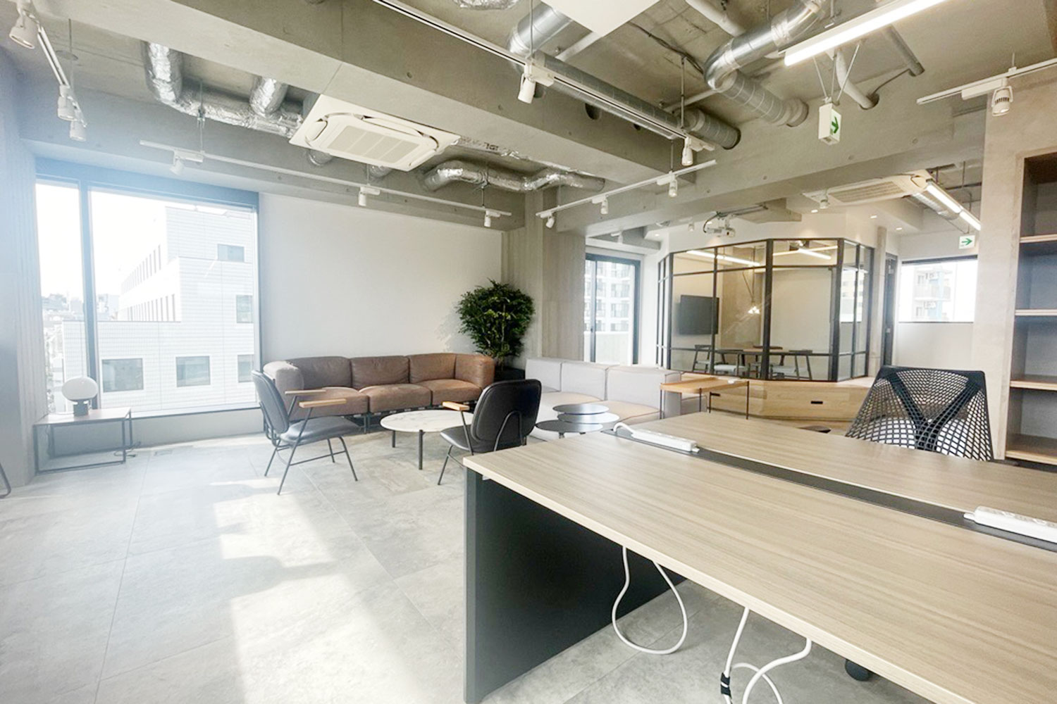 複数路線利用可能!家具付き30坪内装付きオフィス | 居抜き物件ならつながるオフィス